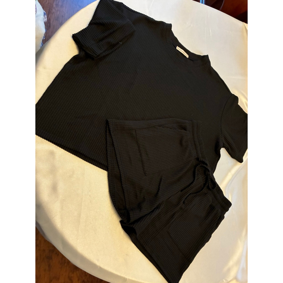 Zenana NWOT Size Medium Black ribbed short set.

****Size MEDIUM**** - Picture 3 of 7
